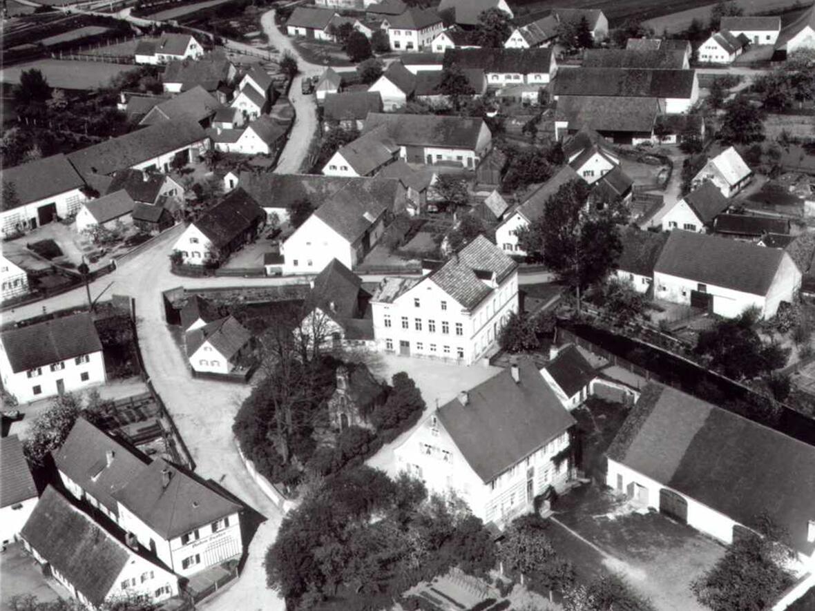 031-1958-oco-ortskern-mit-der-schule-heute-rathaus-in-der-mitte
